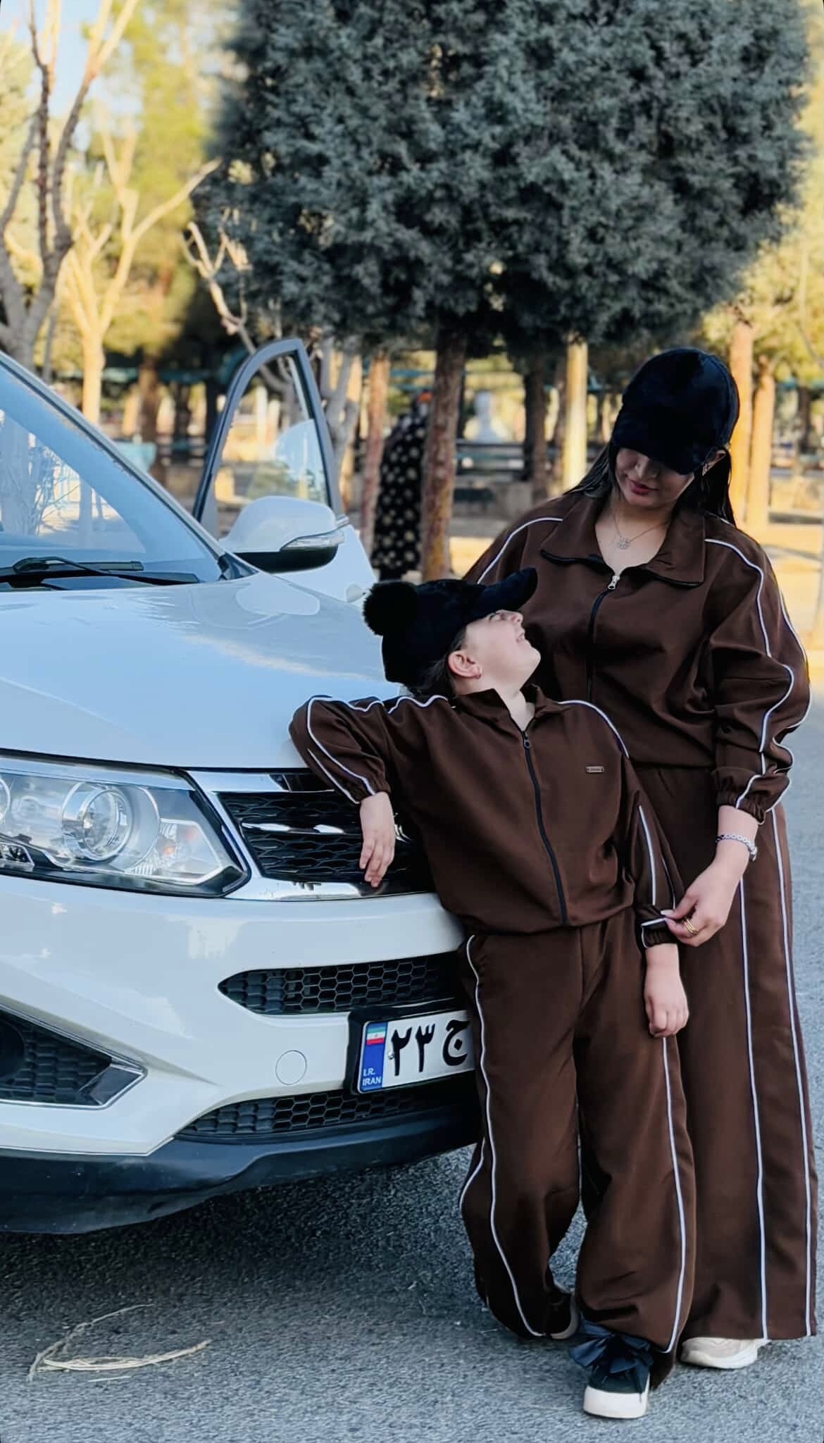 ست سیوشرت شلوار مادر کودک مناسب بهتر پاییز و مناسب سن 2تا فری سایز مادر رنگ قهوه ای  جنس ملانژ و خیلی خوش دوخت و مناسب عکس های مسافرتی