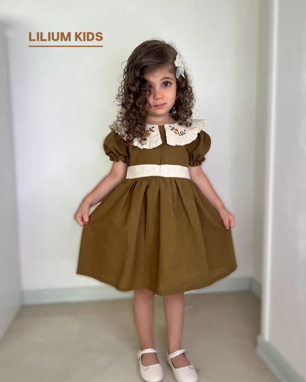 پیراهن خنک و تابستانه مدل عروسکی در با رنگ شکلاتی با یقه گلدوزی شده و قیمت عالی مناسب یک تا 7سال