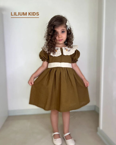 پیراهن خنک و تابستانه مدل عروسکی در با رنگ شکلاتی با یقه گلدوزی شده و قیمت عالی مناسب یک تا 7سال