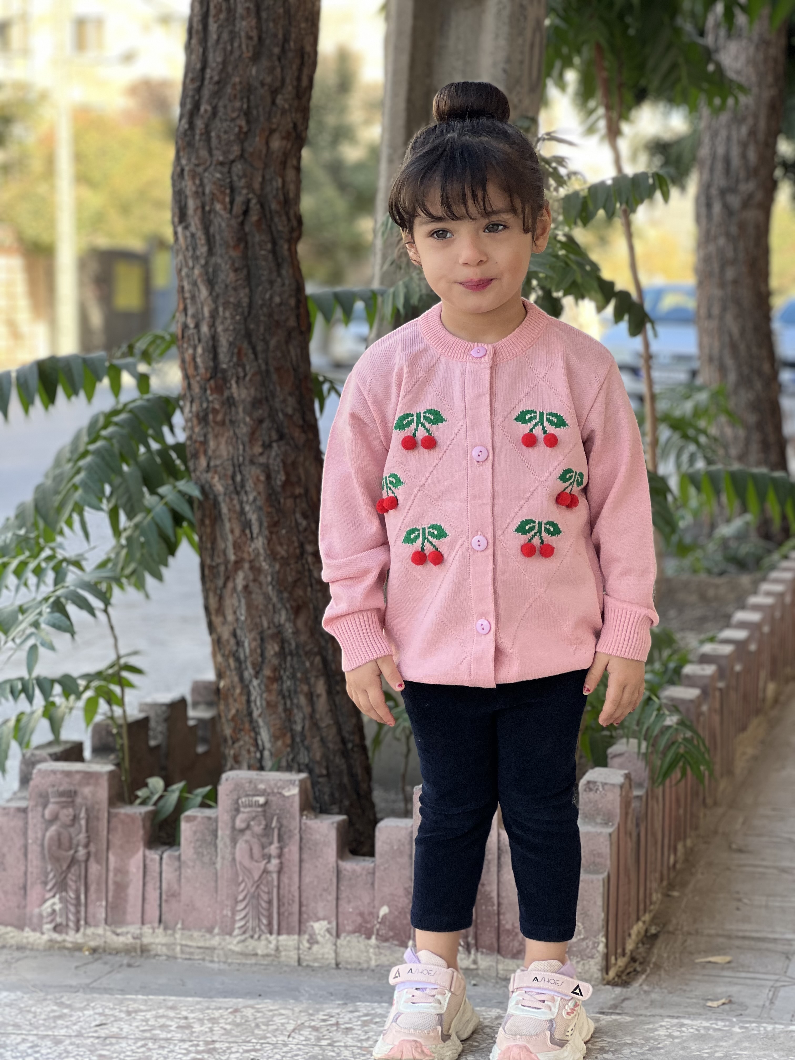 ژاکت بافت دخترانه مدل گیلاسی مناسب بهار و پاییز با گیلاس های برجسته و بافت ریز؛ مناسب دو سال تا 8سال در رنگبندی کرم و صورتی ملیح
