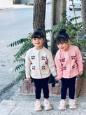 ژاکت بافت دخترانه مدل گیلاسی مناسب بهار و پاییز با گیلاس های برجسته و بافت ریز؛ مناسب دو سال تا 8سال در رنگبندی کرم و صورتی ملیح