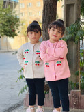 ژاکت بافت دخترانه مدل گیلاسی مناسب بهار و پاییز با گیلاس های برجسته و بافت ریز؛ مناسب دو سال تا 8سال در رنگبندی کرم و صورتی ملیح