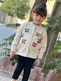 ژاکت بافت دخترانه مدل گیلاسی مناسب بهار و پاییز با گیلاس های برجسته و بافت ریز؛ مناسب دو سال تا 8سال در رنگبندی کرم و صورتی ملیح